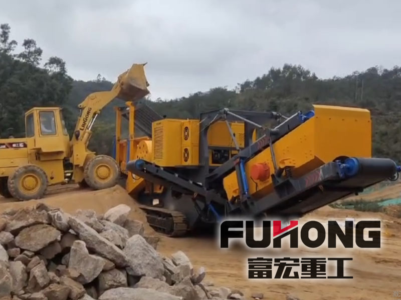 履帶式花崗巖移動(dòng)顎式破碎機(jī)現(xiàn)場
